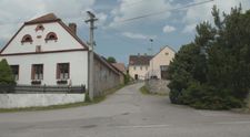 Jak vypadá slavná vesnička ze Slunce, seno? Troška ukázal Hoštice po 40 letech