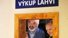 Ani Vratným lahvím se nevyhnuly filmové chyby. Čeho si tvůrci nevšimli?