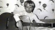 FOTO Z DĚTSTVÍ: Účes podle kastrolu a nezaměnitelný pohled. Poznáte herečku z Ordinace?