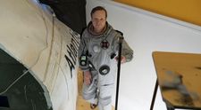 Kryštof Hádek jako astronaut? V pražském planetáriu dotočil komedii Lítá v tom