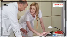 Scéna s Němcovou předtím, než doputovala do TV. Zákulisní VIDEO