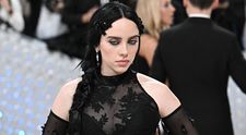 Billie Eilish zdvihá prostředníček. Kdo ji naštval nenávistnými komentáři?