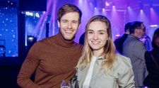 Ondřej Havel dostal manželku do kolen. S dvojčaty v náručí se jí vysmál
