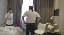 VIDEO: Nejen krev a výkaly. Šéfovi v přestrojení se zvedne žaludek z toho, co hosté nechávají v hotelovém pokoji!