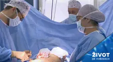 Pozvánka na sál plastického chirurga: Takhle vznikají z povislých jedniček pevné trojky! VIDEO