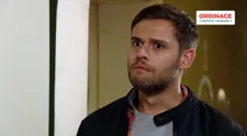 Ty jsi vážně mrcha, Mariko! Adam zahazuje tvář ňoumy a přistupuje k dalšímu kroku. VIDEO