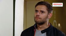 Ty jsi vážně mrcha, Mariko! Adam zahazuje tvář ňoumy a přistupuje k dalšímu kroku. VIDEO