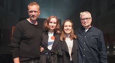 Amerikánka hlásí dotočeno, zároveň zůstává v divadle a vydává knihu
