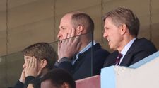 Princové William a George vyrazili na fotbal! Jejich stejné reakce jsou k nezaplacení