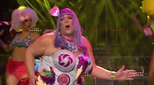 SMÍCHY PADNETE! Katy Perry jako obézní bonbónek v zahraniční Tváři. Lekli jste se?