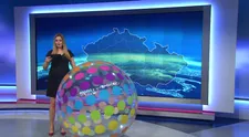 VIDEO: Kolegové na rosničku během živého vysílání poslali obří míč. Zareagovala naprosto bravurně!