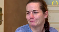 Stále se s tím nemůže smířit! Petra si povídá se svým mrtvým tatínkem. VIDEO