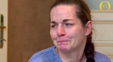 Stále se s tím nemůže smířit! Petra si povídá se svým mrtvým tatínkem. VIDEO