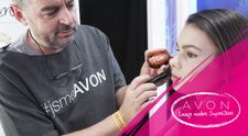 Image by Avon: Něžné typy versus výrazné tmavovlásky. Jaké pro ně vybrat líčení? Vizážista radí!