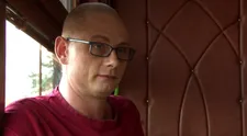 Malý David by měl radši za maminku vyměněnou manželku! Jeho otec ji drsně shodí. VIDEO