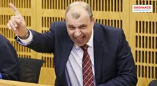 ZACHYCENO: Ze řetězu utržený Petr Rychlý odbourává kolegy svými grimasami. GALERIE