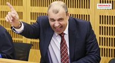 ZACHYCENO: Ze řetězu utržený Petr Rychlý odbourává kolegy svými grimasami. GALERIE