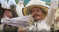 Krade ryby a nosí dámské šaty. Kdo je to? Přemek Forejt v Českém Krumlově
