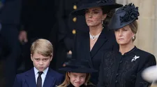 Princezna Charlotte zase perlí: Na co během rozloučení s Alžbětou II. upozornila budoucího krále?