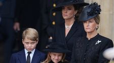 Princezna Charlotte zase perlí: Na co během rozloučení s Alžbětou II. upozornila budoucího krále?