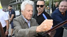 Dustin Hoffman dorazil na festival do Varů. Hned rozdával podpisy
