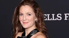 Drew Barrymore zaskočila Jennifer Aniston! Proč se během své show začala svlékat?