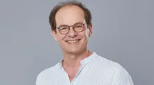 Adrian Jastraban ve Zlaté labuti změnil vizáž. Poznali byste ho?