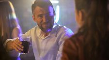 Bořek Slezáček coby šarmantní Roman: Zamotá hlavu jedné z dcer Táty v nesnázích