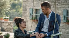 Český odkaz v komedii Zabijákova žena & bodyguard. Ryan Reynolds v ní opět zachraňuje svět