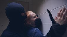 Nový seriál šokuje hned první scénou: Drsné znásilnění je silným soustem i pro otrlého diváka!
