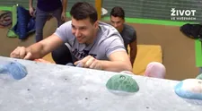 Český Rocky Peter Pecha přijal výzvu na horolezecké stěně: Ani svaly mu ale nepomohly