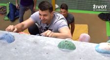 Český Rocky Peter Pecha přijal výzvu na horolezecké stěně: Ani svaly mu ale nepomohly