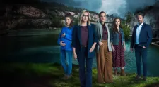 Seriál V zovretí na Oneplay: Temný příběh o rodině, kterou rozdělí tragédie