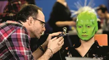ZÁKULISÍ TVOJÍ TVÁŘE: Podívejte se do maskérny, kde silikon teče proudem! VIDEO