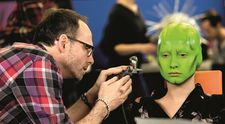 ZÁKULISÍ TVOJÍ TVÁŘE: Podívejte se do maskérny, kde silikon teče proudem! VIDEO