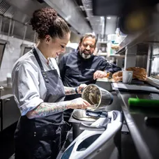 Nic není zadarmo a rozhodně ne práce u michelinského šéfkuchaře Radka Kašpárka. A proto se i vítězka pekelné kuchyně při nástupu do restaurace 420 pořádně zapotí. Vysněnou pozici si musí totiž pořádně odmakat.