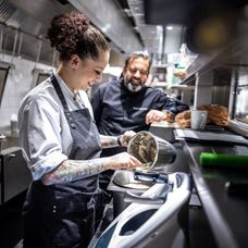 Nic není zadarmo a rozhodně ne práce u michelinského šéfkuchaře Radka Kašpárka. A proto se i vítězka pekelné kuchyně při nástupu do restaurace 420 pořádně zapotí. Vysněnou pozici si musí totiž pořádně odmakat.