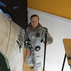 Lítá v tom