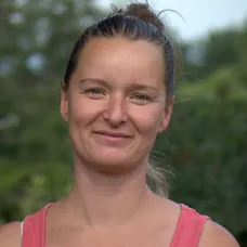 Jarce je 39 let a je na mateřské dovolené, zároveň u toho pracuje jako doručovatelka novin.