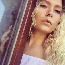 Laura Wengova - Dlouhé vlasy - 1
