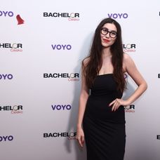 Naomi Adachi na premiéře Bachelora