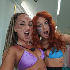 Cynthia a Viki si novou řadu Love Islandu užívají.