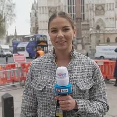 Reportérka Kateřina Vodvářková před Westminsterském opatstvím