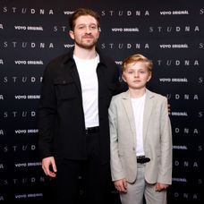 Filip Červenka a Jakub Jenčík na premiéře Studny v Lucerně