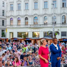 Lucie Borhyová a Rey Koranteng před davem fanoušků v Brně