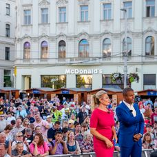 Lucie Borhyová a Rey Koranteng před davem fanoušků v Brně