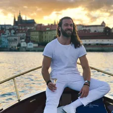 Tomáš dlouhé vlasy