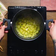 MasterChef recepty: Kachní prso s opečeným škubánkem v panko strouhance a kedlubnové zelí - 7
