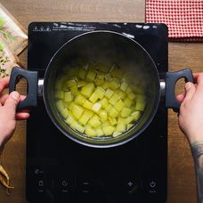 MasterChef recepty: Kachní prso s opečeným škubánkem v panko strouhance a kedlubnové zelí - 7