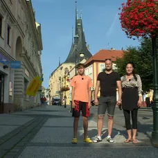 Marie je oproti tomu 53letá kadeřnice, která se nezastaví. Pracuje sedm dní v týdnu, aby uživila rodinu, kterou tvoří její partner Aleš (43) a čtrnáctiletý syn Adam.